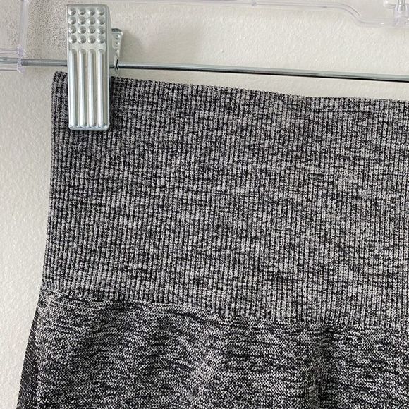 Pink Victoria's Secret Seamless Cropped Black Gray Leggings Size XS - Picture 2 of 9